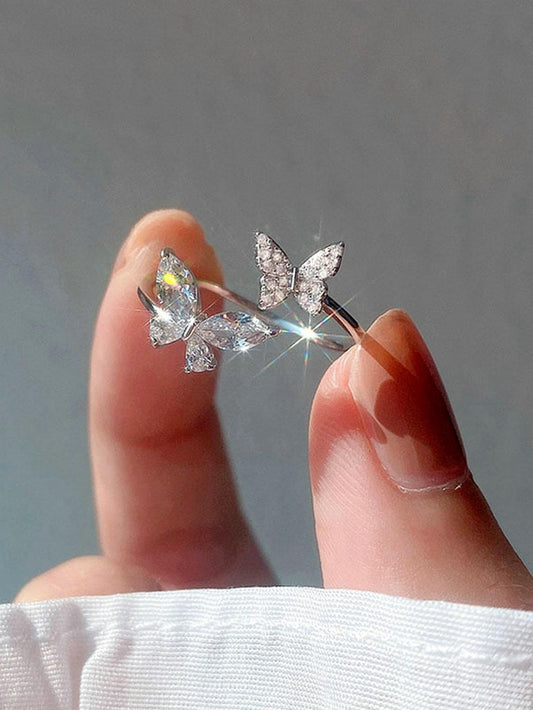Anillo de Puño Decorado con Mariposas, Ideal para un Estilo Único y Llamativo