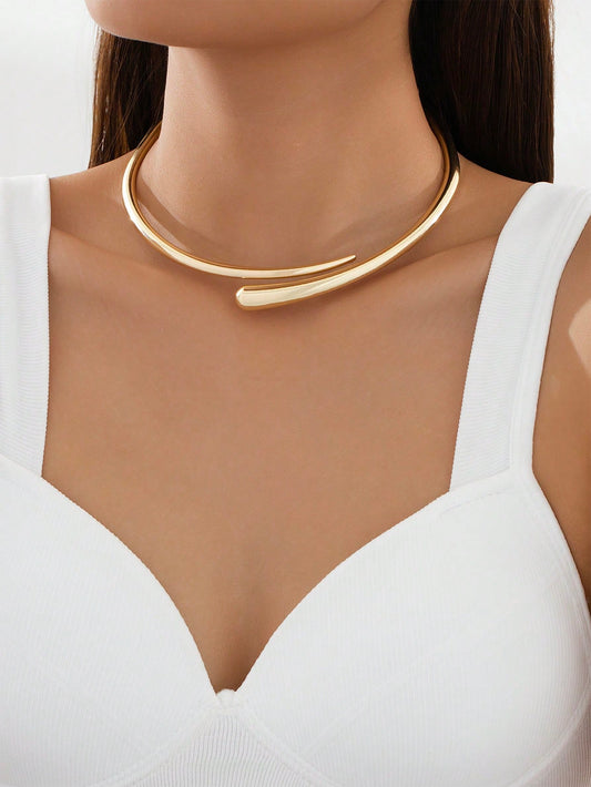 Choker de Metal Pulido, una Pieza de Joyería Elegante y a la Moda